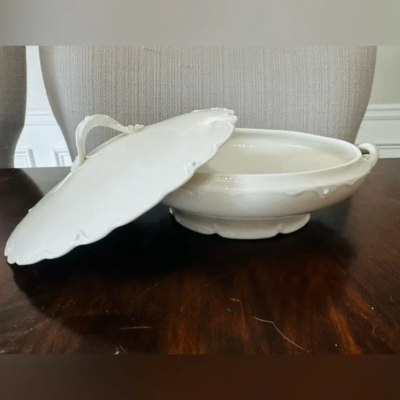 Theodore Haviland , Limoges France Round Covered Veg. Bowl Embossed Rim - Picture 2 of 11